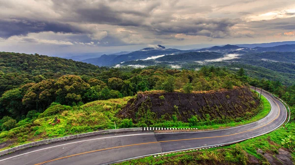 Road on tropical mountain after raining, Inthanon, Chiang Ma — Stock Photo, Image