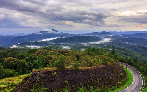 Road on tropical mountain after raining, Inthanon, Chiang Ma — Stock Photo, Image