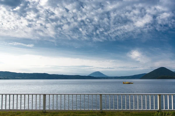 Cruising at Lake Toya with mountain in background, Hokkaido, Jap — Stock Photo, Image