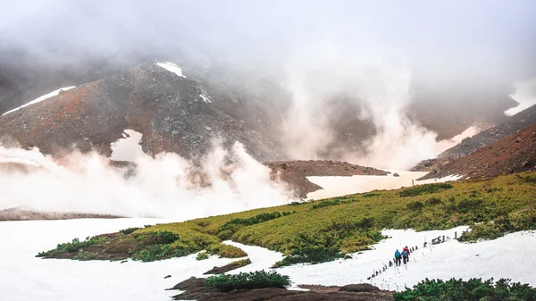 Пешеходная тропа на заснеженном вулкане, Асахидаке — стоковое фото