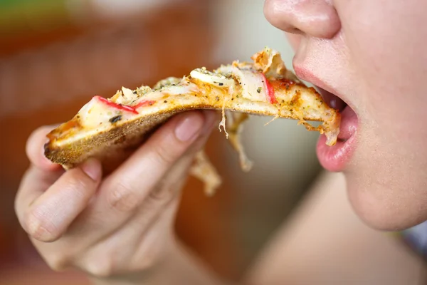 女人吃海鲜披萨 — 图库照片