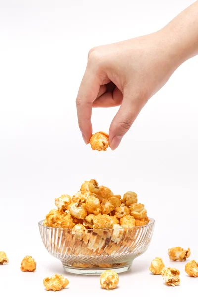 Hand plukken karamel popcorn gevuld in kristalheldere boog — Stockfoto