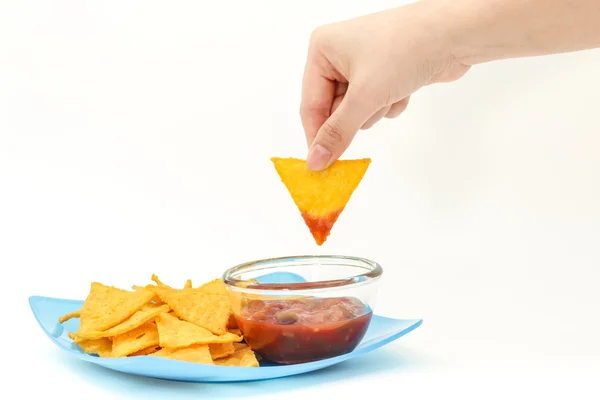 Dompelen tortillachips met salsa saus in schotel op witte backgro — Stockfoto