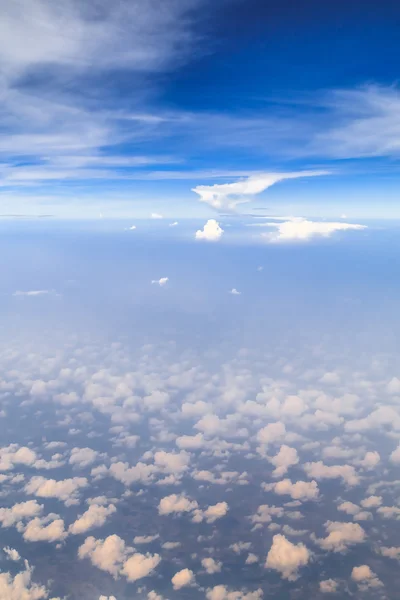 มุมมองท้องฟ้าเมฆที่สวยงามจากหน้าต่างเครื่องบิน — ภาพถ่ายสต็อก
