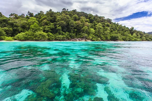 Křišťálově čisté moře na tropický ostrov — Stock fotografie