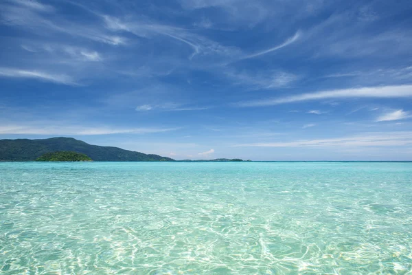 Bellissimo mare cristallino a isola tropicale — Foto Stock