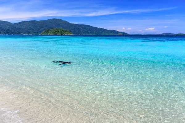 Man snorkeling in crystal clear turquoise water at tropical beac — Stock Photo, Image