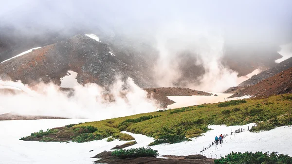 Trekking trail på snö täckt vulkan, Asahidake Stockfoto