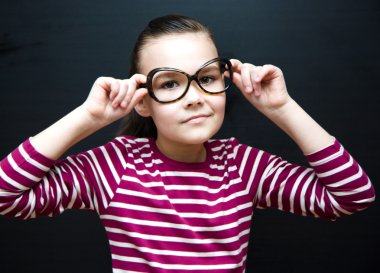 Ofisteki genç iş kadınının portresi