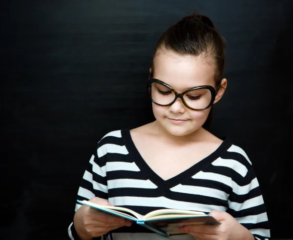 Meisje leest een boek — Stockfoto