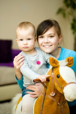 Oyuncaklarla oynayan kızlar