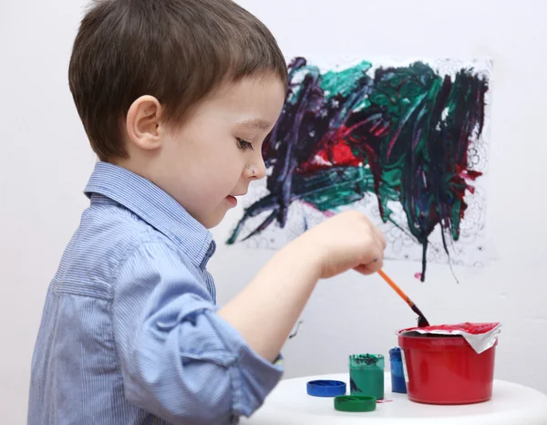 Ragazzino sta giocando con vernici — Foto Stock