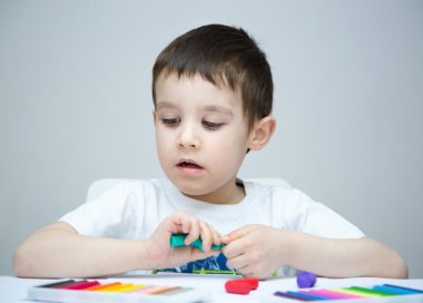 Renkli oyun hamuru ile oynamak çocuk