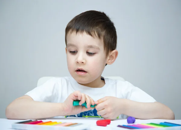 Chico jugando con el color jugar masa — Foto de Stock