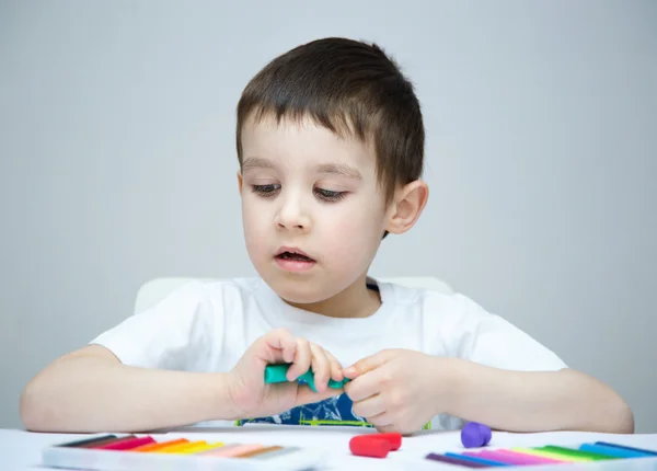 Chico jugando con el color jugar masa —  Fotos de Stock