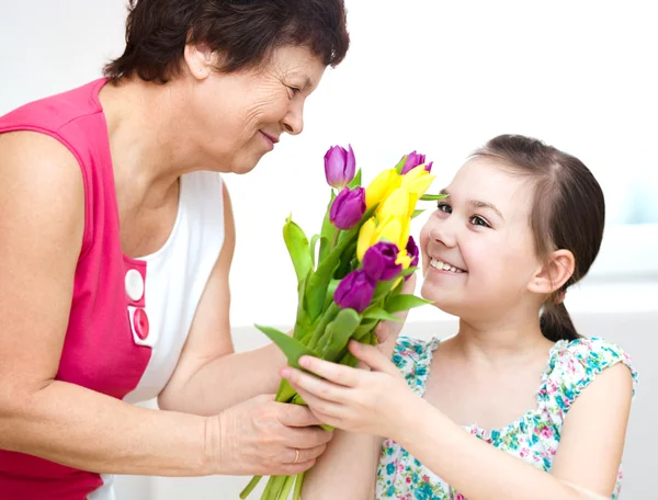 Bonne grand-mère avec petite-fille — Photo