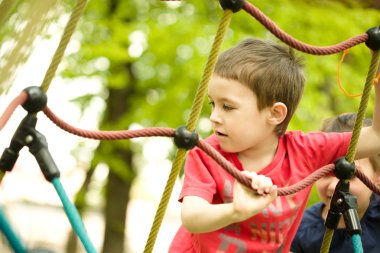 küçük çocuk oyun oynuyor