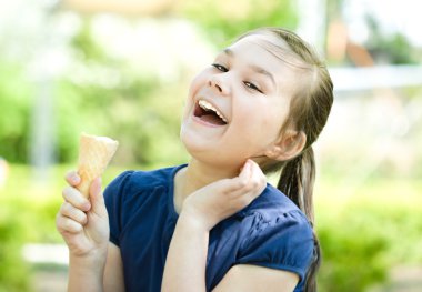 Kız dondurma yiyor