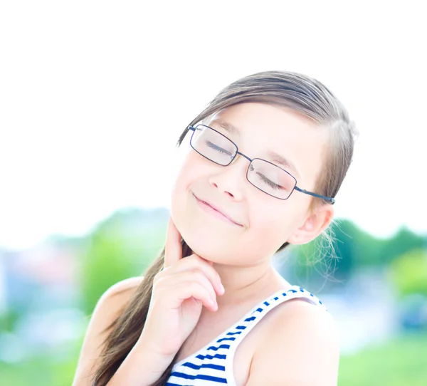 Ragazza carina sta tenendo il viso stupito — Foto Stock