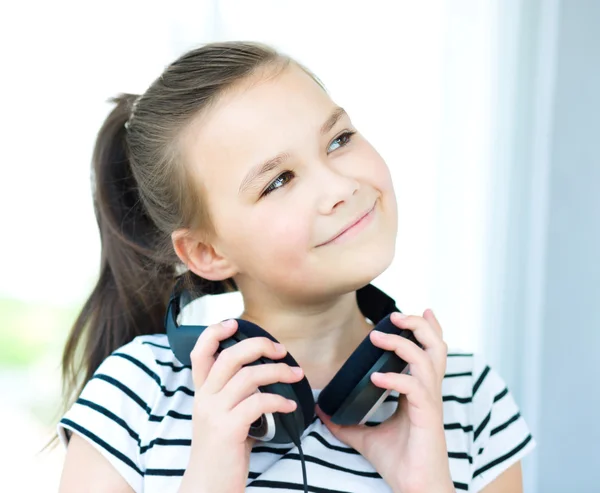 Chica está disfrutando de la música usando auriculares — Foto de Stock