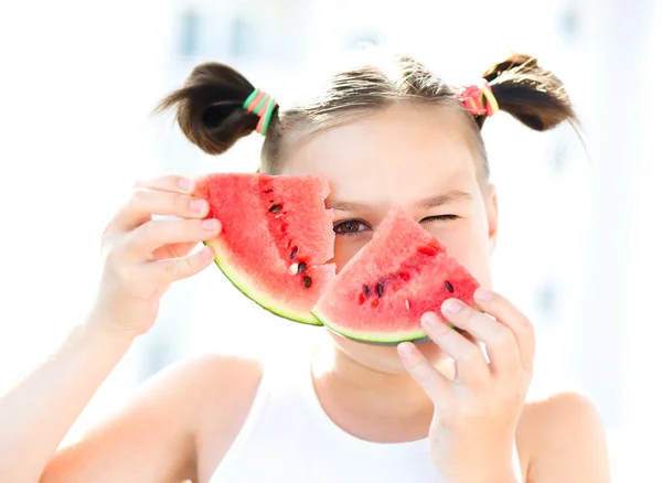 Tjej äter vattenmelon — Stockfoto