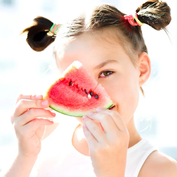 Tjej äter vattenmelon — Stockfoto