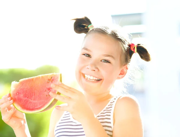 Tjej äter vattenmelon — Stockfoto