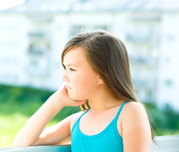 Ragazza carina sta tenendo il viso stupito — Foto Stock