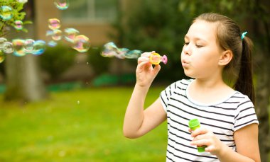 Kız bir sabun köpüğü üfleme