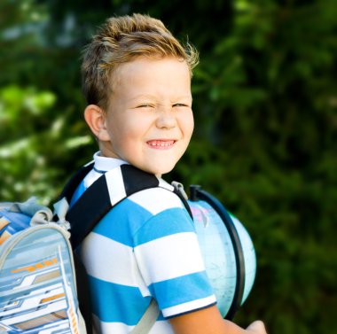 Sevimli çocuk küre tutuyor