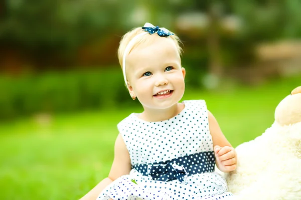 Meisje is haar teddybeer borstelen — Stockfoto