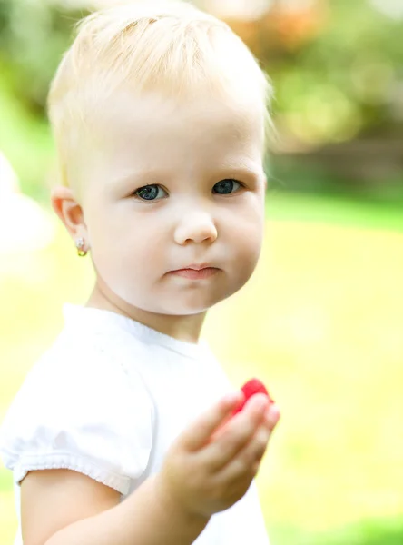 Little girl eating raspberry — Stock Photo, Image