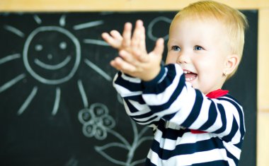 Bir sınıfta komik gülümseyen çuval