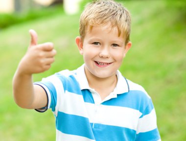 küçük çocuk onun defterini yazıyor