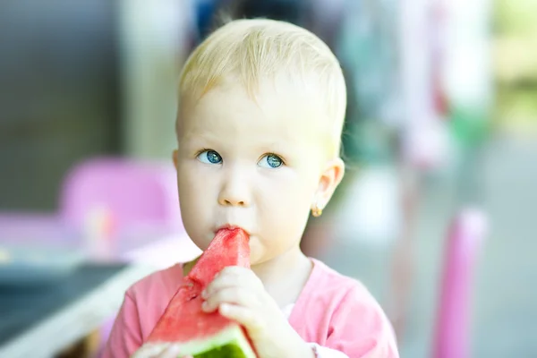 Dziewczyna jest jedzenie arbuza — Zdjęcie stockowe