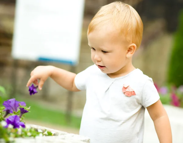 Fille heureuse avec des fleurs — Photo