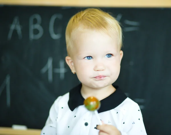 Söt flicka håller blackboard — Stockfoto