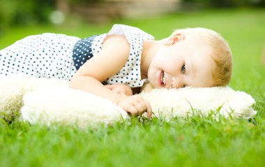 Kız onu oyuncak ayı fırçalıyor