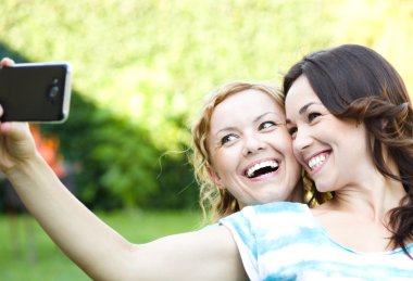 Kızlar eğleniyor selfie alarak