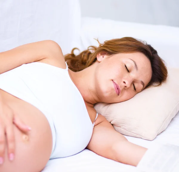 Śpiąca kobieta w ciąży — Zdjęcie stockowe