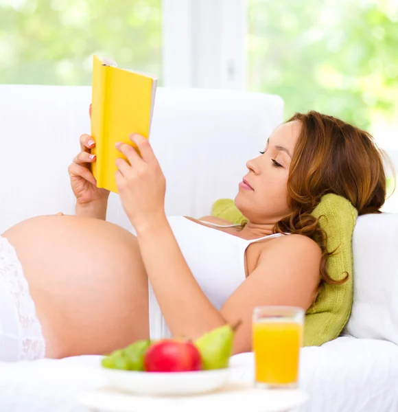 Zwangere vrouw met boek — Stockfoto