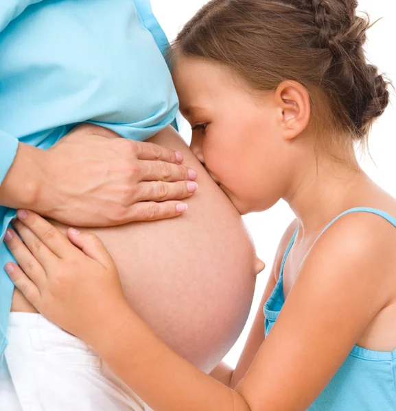 Niño feliz sosteniendo el vientre de la mujer embarazada —  Fotos de Stock