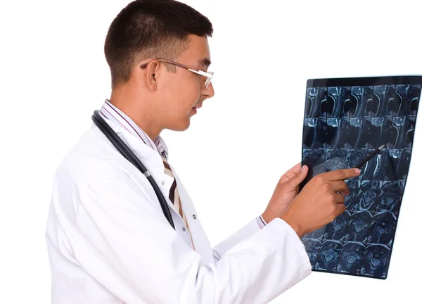 Médico joven mirando el cerebro tomografía, aislado sobre blanco —  Fotos de Stock