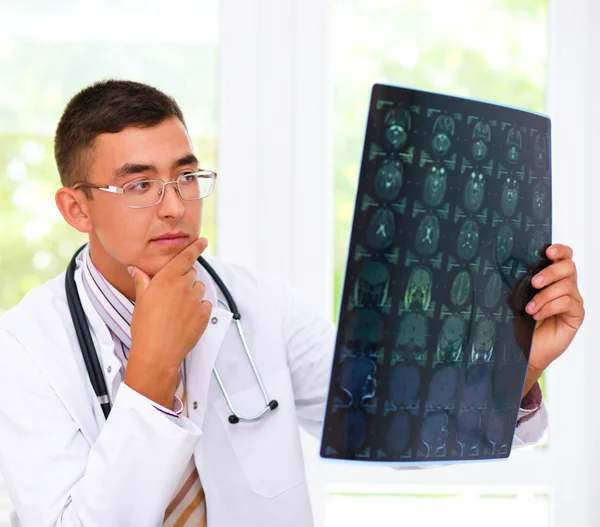 Jeune médecin regardant la tomographie cerveau — Photo