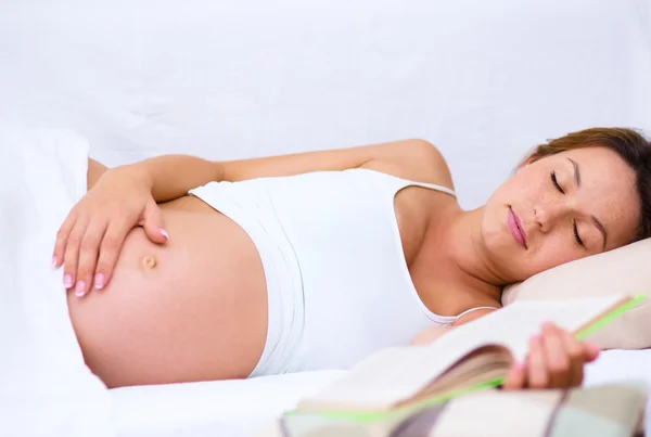 Dormir mujer embarazada —  Fotos de Stock