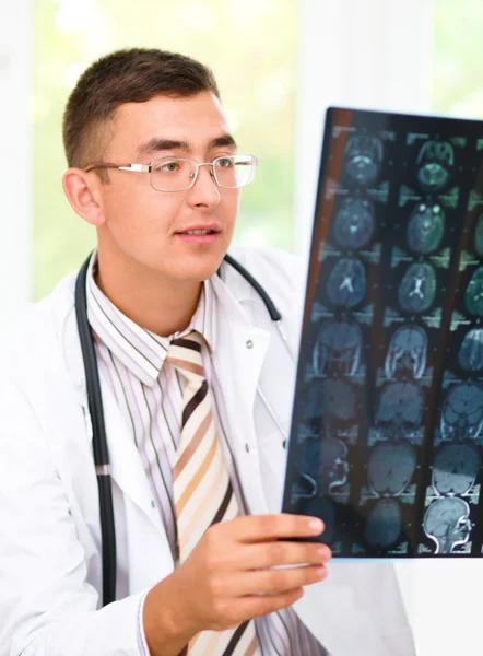 Jeune médecin regardant la tomographie cerveau — Photo