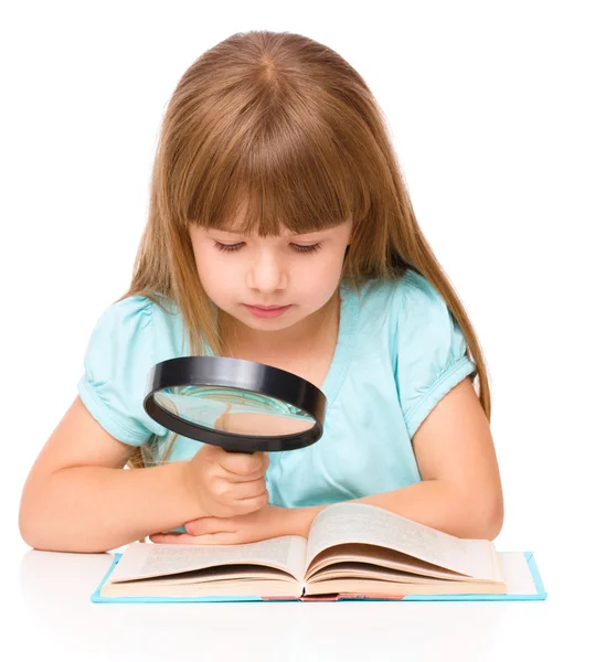 Linda chica está leyendo libro — Foto de Stock