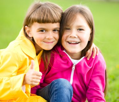 güvensizlik yüz tutan iki kız