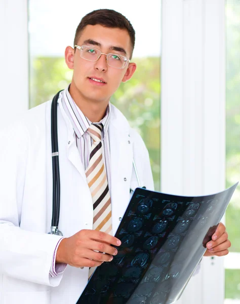 Jeune médecin regardant la tomographie cerveau — Photo