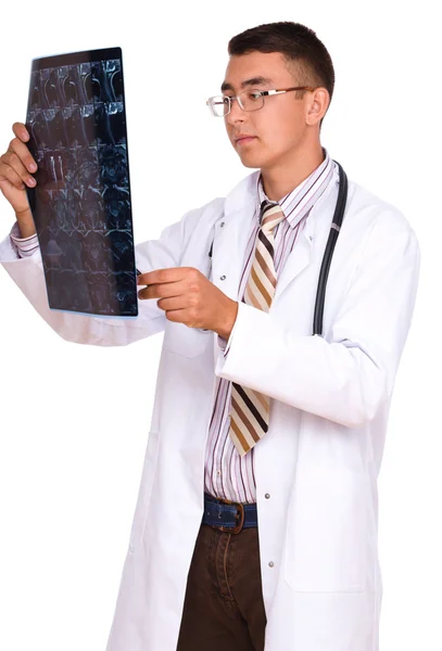 Joven médico mirando la tomografía cerebral —  Fotos de Stock